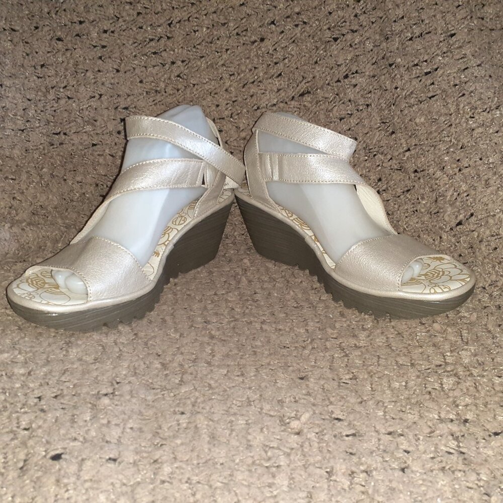 FLY LONDON-Yesk-Metallic Beige/Silver Leather-Ankle Strap Wedge-Sz 9.5-Near Mint - Picture 4 of 8